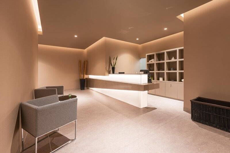 Empfangsbereich des The Views Baia Hotels mit modernem Design und hellen Farben.