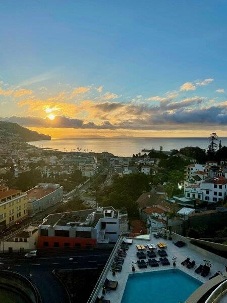 Aussicht vom Views Baia Hotel bei Sonnenuntergang mit Pool und Blick auf die Stadt und das Meer