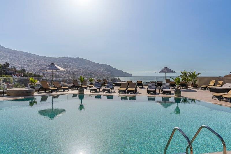 Poolbereich des Views Baia Hotels mit Blick auf das Meer und die Stadt.
