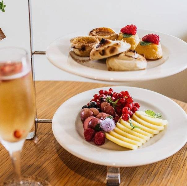 Zwei Etagen mit Desserts und einem Glas Getraenke im The Views Baia Hotel.