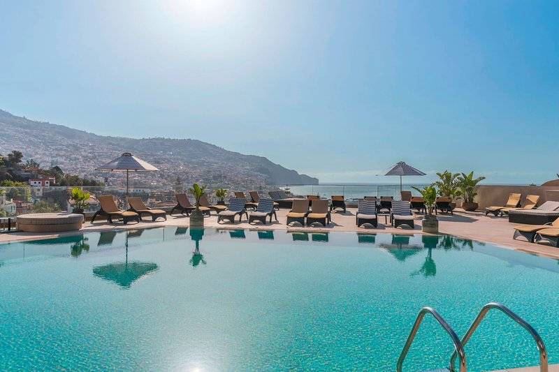 Außenpool mit Blick auf das Meer und die Stadt vom Views Baia Hotel.