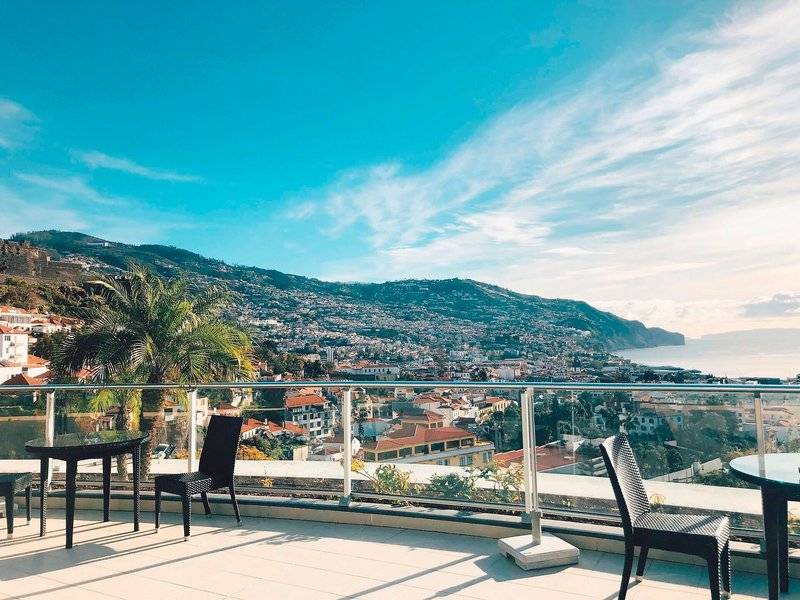 Aussicht von der Balkon des Views Baia Hotels mit Stadt und Meer im Hintergrund.