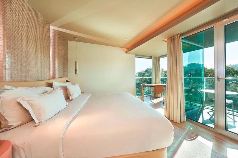 Schlafzimmer mit Aussicht auf den Berg im The Views Baia Hotel.
