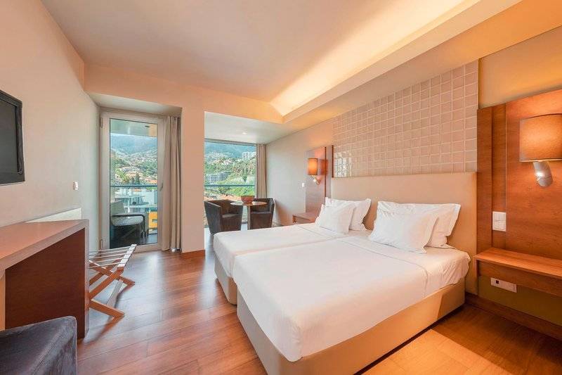 Doppelzimmer im Views Baia Hotel mit Blick auf die Stadt und Terrasse.