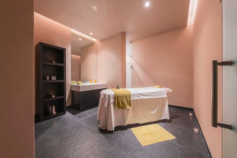 Behandlungsraum im Spa des The Views Baia Hotel, vorbereitet für eine Massage.