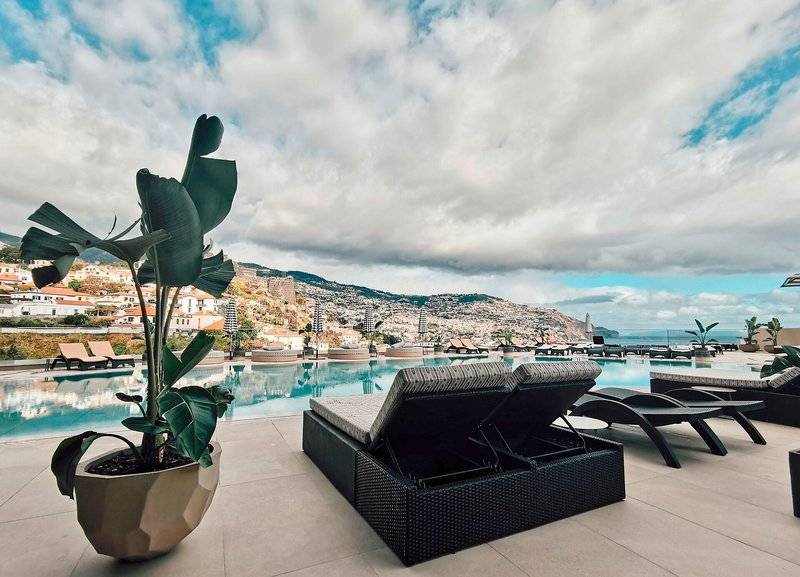 Aussicht auf den Pool im Views Baia Hotel mit Blick auf die Stadt und das Meer.