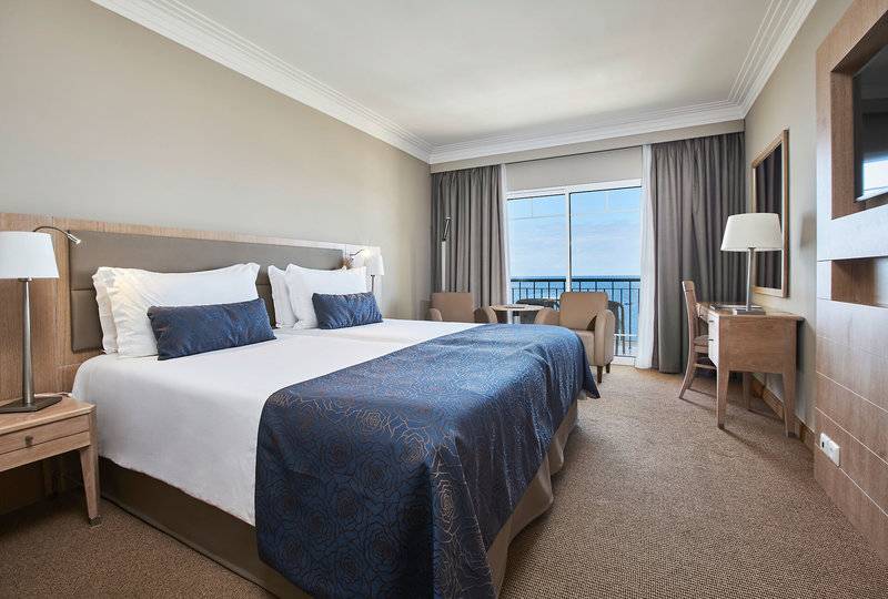 Doppelbettzimmer im Hotel Porto Santa Maria mit Blick auf das Meer.