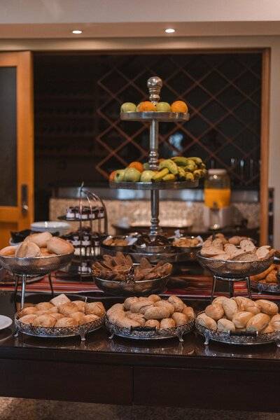 Frühstücksbuffet im Royal Savoy Hotel mit verschiedenen Broten und Früchten.