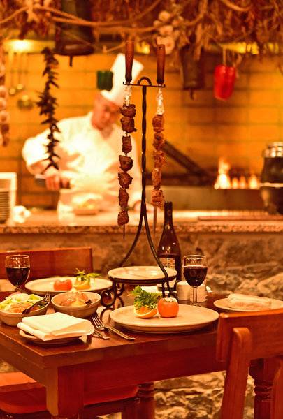 Grillrestauranttisch im Pestana Miramar Garden & Ocean Resort mit Gerichten und Weinen