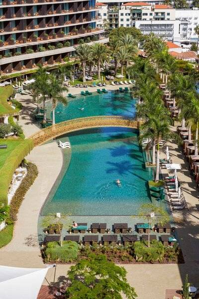 Luftaufnahme des Savoy Palace Resorts mit Swimmingpool, Brücke und Sonnenliegen.
