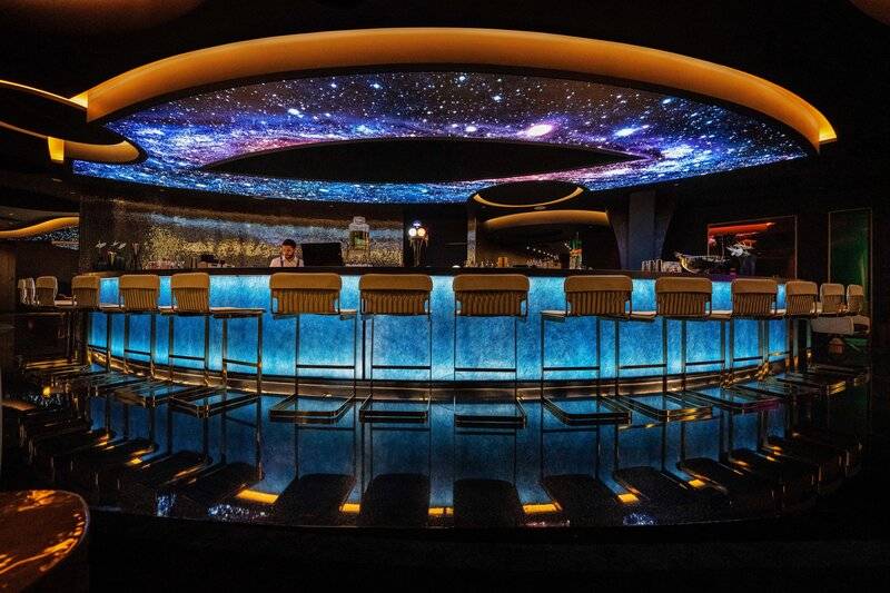 Bar im Savoy Palace Hotel mit einer galaxieartigen Deckenbeleuchtung.