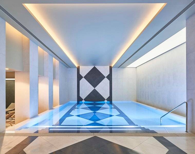 Innenpool des Savoy Palace Hotels mit geometrischen Mustern und blauem Wasser