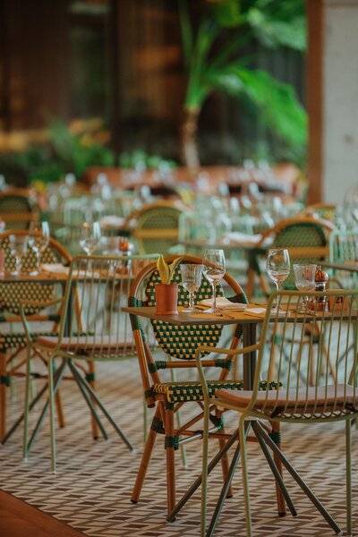 Restauranttisch im Savoy Palace Hotel mit grünen Stühlen und Weinläsern.