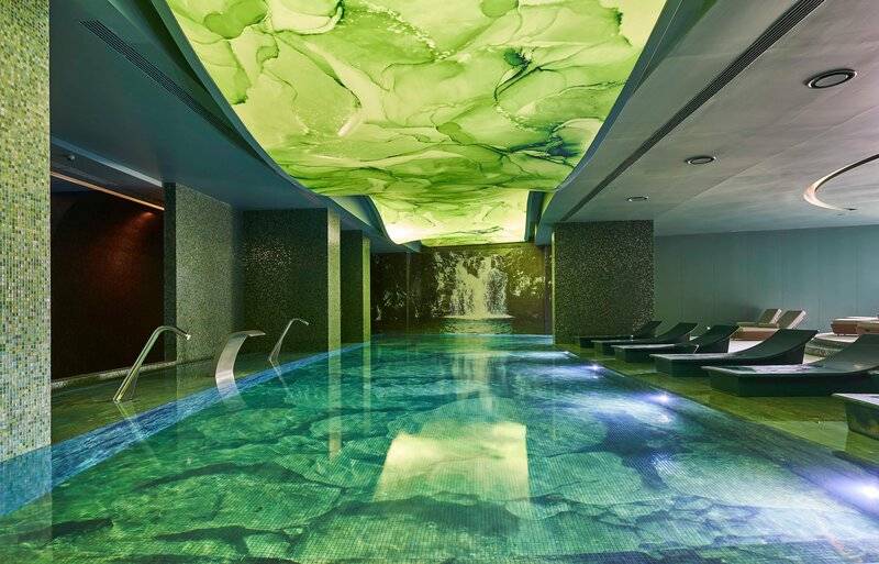 Wasserwelt im Savoy Palace Hotel mit grüner Decke und Wasserfallprojektion.
