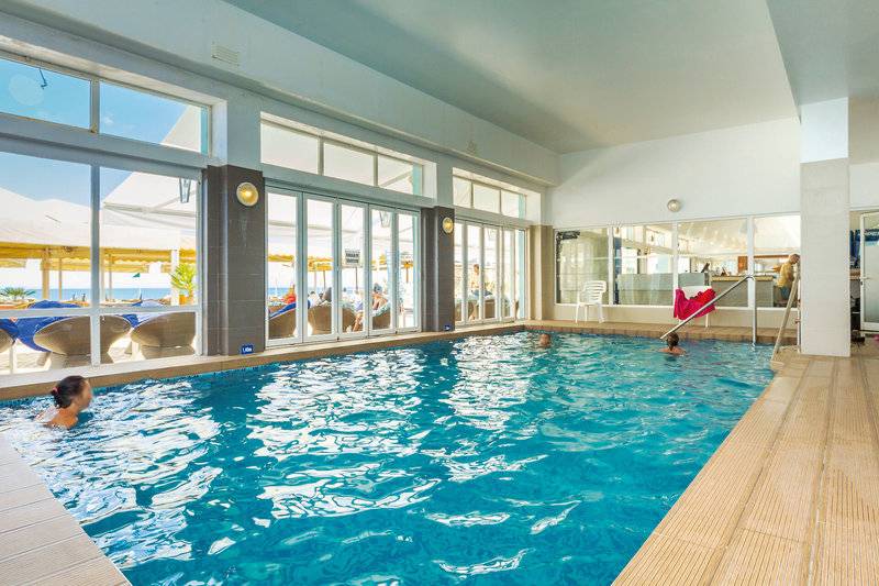Innenpool des Sol e Mar Hotels mit einigen Gästen, die schwimmen
