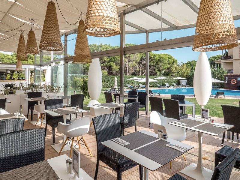 Terrassen-Restaurant des Aqua Pedra dos Bicos Hotels mit Blick auf den Pool.