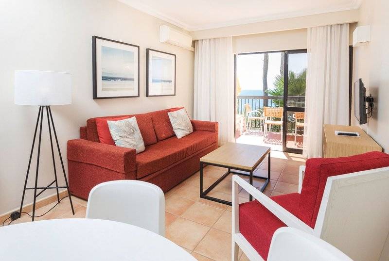 Wohnzimmer im Alfagar Village mit Blick auf den Balkon und das Meer.
