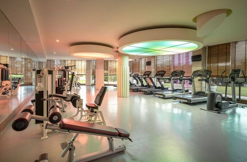 Fitness-Center im Kaya Belek Hotel mit Laufbändern und anderen Trainingsgeräten