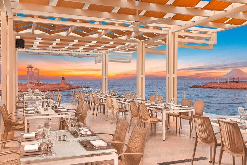 Außenbereich des Pickalbatros Citadel Resorts mit Blick auf das Meer und den Sonnenuntergang.