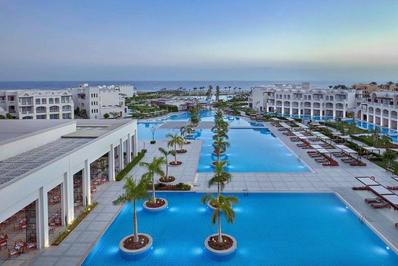Luftaufnahme des Steigenberger Resort Alaya mit großen Swimmingpools und Sonnenliegen