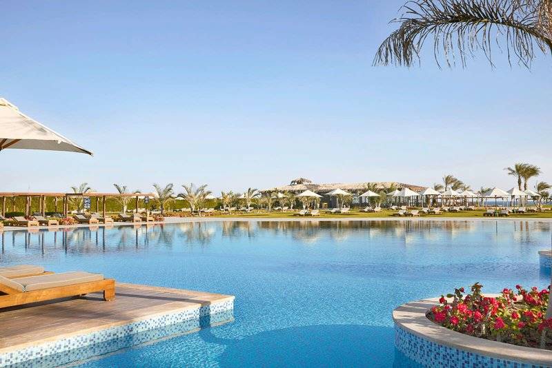 Außenpool im Steigenberger Resort Alaya mit Sonnenliegen und Palmen
