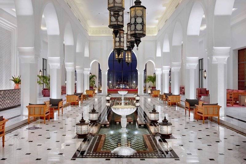 Foyer des Steigenberger Resort Alaya mit weißen Säulen und Wasserbrunnen.