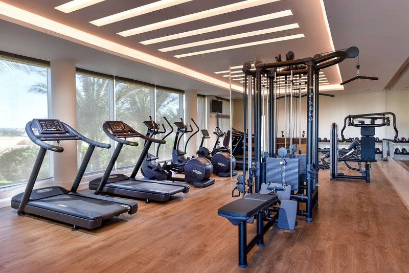 Fitnessstudio im Steigenberger Resort Alaya mit modernen Geräten und großen Fenstern.