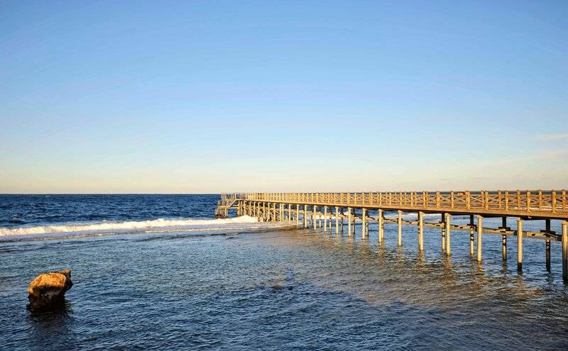 Strand mit Pier im Steigenberger Resort Alaya