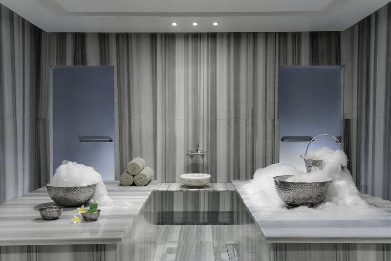 Wellnessbereich im Steigenberger Resort Alaya mit Marmorwänden, Eisbecken und weichen Handtüchern.