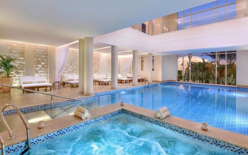 Innenpool des Steigenberger Resort Alaya mit Loungebereich und Whirlpool