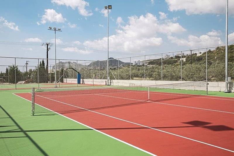 Tennisplatz im Asterias Beach Resort mit grünen und roten Feldern