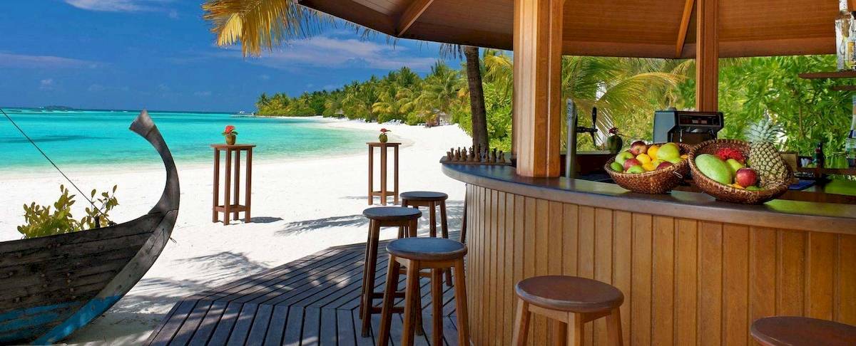 Strandbar des Gemma Resorts mit Blick auf den Strand und exotische Früchte