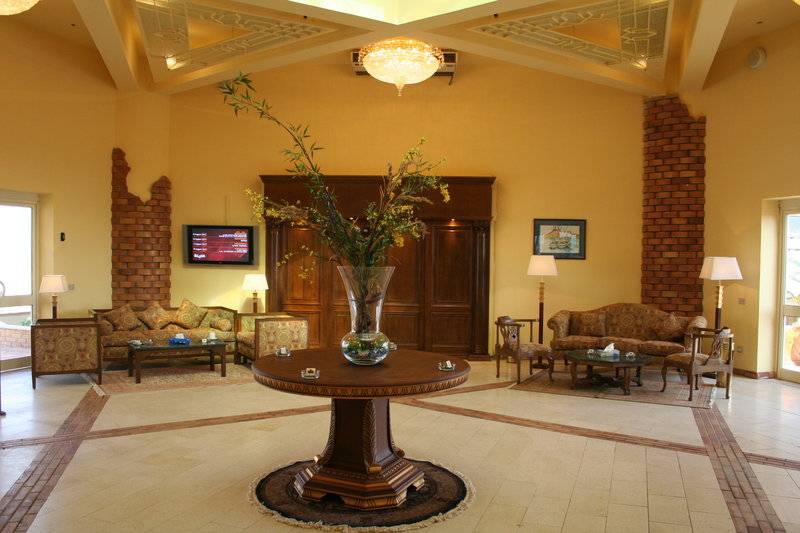 Lobby des Mangrove Bay Resorts mit Tisch, Sofas und Dekor.