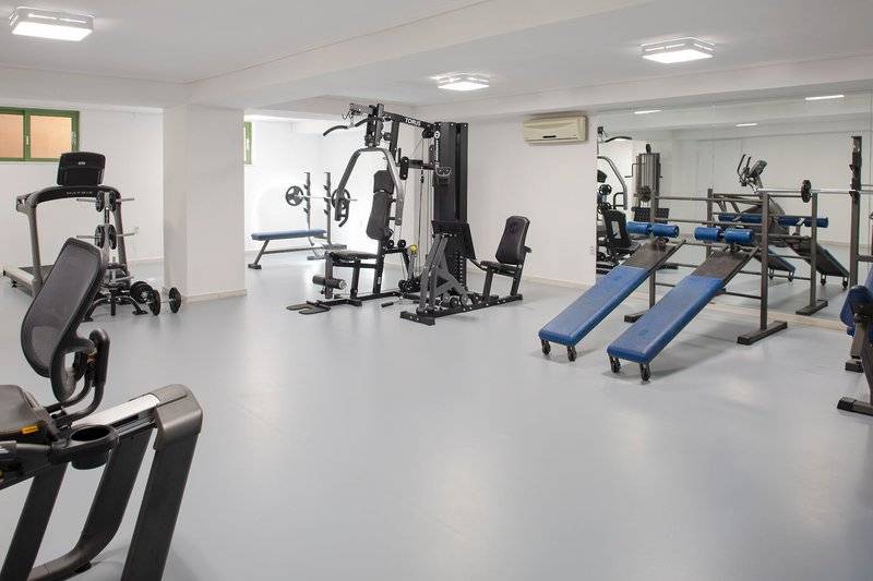 Fitnesscenter im Samaina Inn Hotel mit verschiedenen Trainingsgeräten.