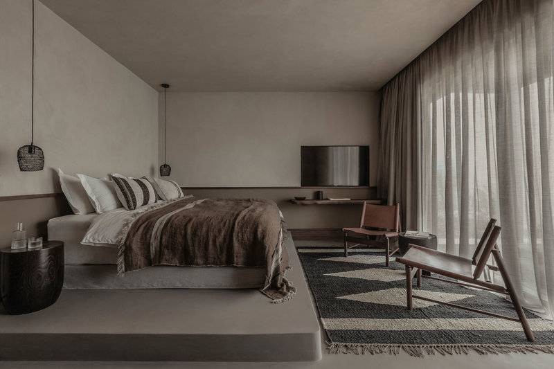 Innenansicht des Schlafzimmers im Casa Cook Samos Hotel mit Bett, Möbeln und Fernseher.