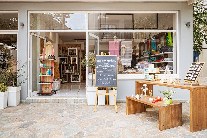 Ein Shop mit einer Tafel und einem Tisch vor dem Eingang.