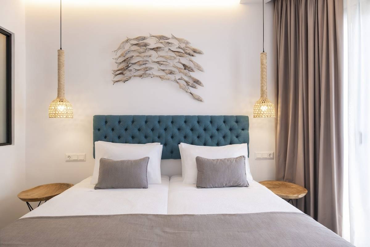 Schlafzimmer mit Fisch Wanddekor im Kalidon Panorama Hotel