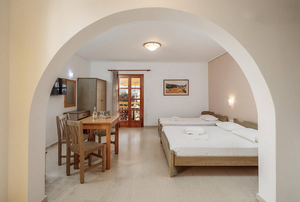 Schlafzimmer im Proteas Hotel & Suites mit zwei Betten, Tisch und Stühlen.