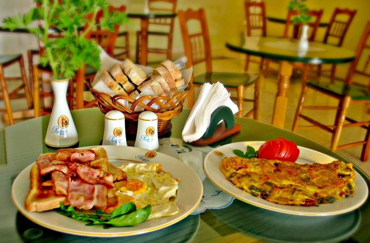 Frühstücksbuffet im Proteas Hotel mit Spiegelei, Speck und Toast auf einem Tisch