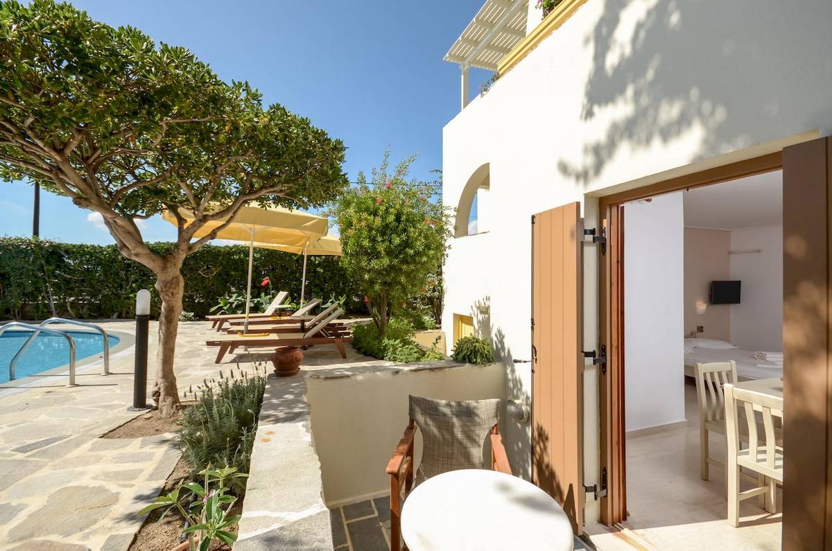Proteas Hotel Suite mit Terrasse und Blick auf den Poolbereich.