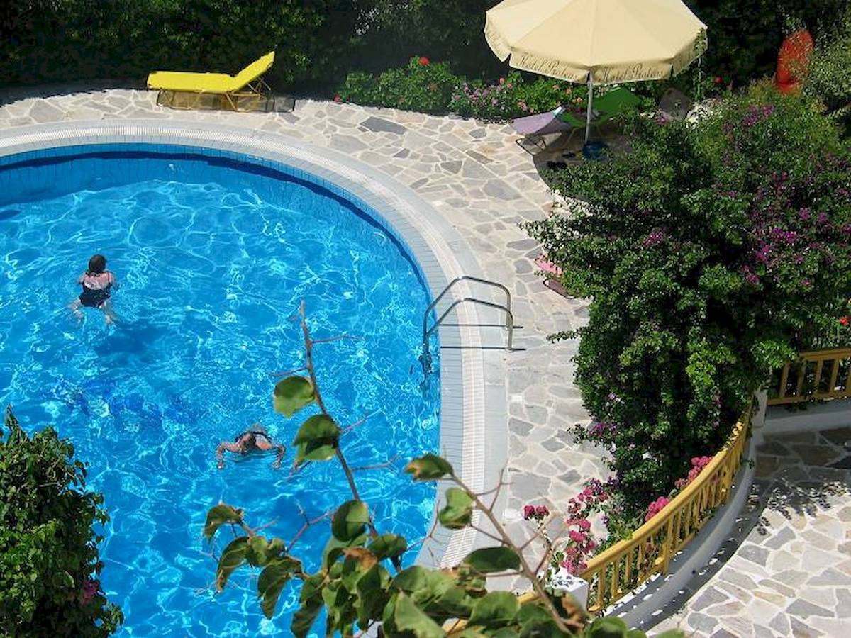 Außenpool des Proteas Hotel & Suites mit zwei Schwimmern und Sonnenliegen.