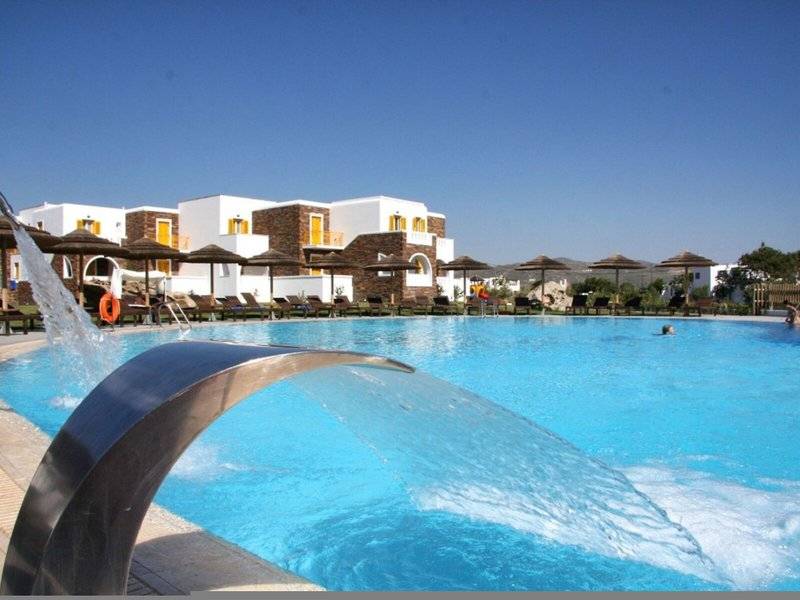 Außenbereich des Pools im Aegean Palace Hotel mit Wasserfontäne und Sonnenschirmen.