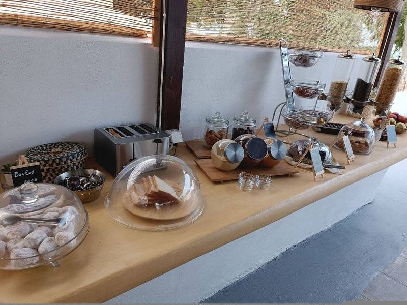 Frühstücksbuffet im Naxos Summerland Resort Hotel mit Brot, Gebäck und verschiedenen Snacks.