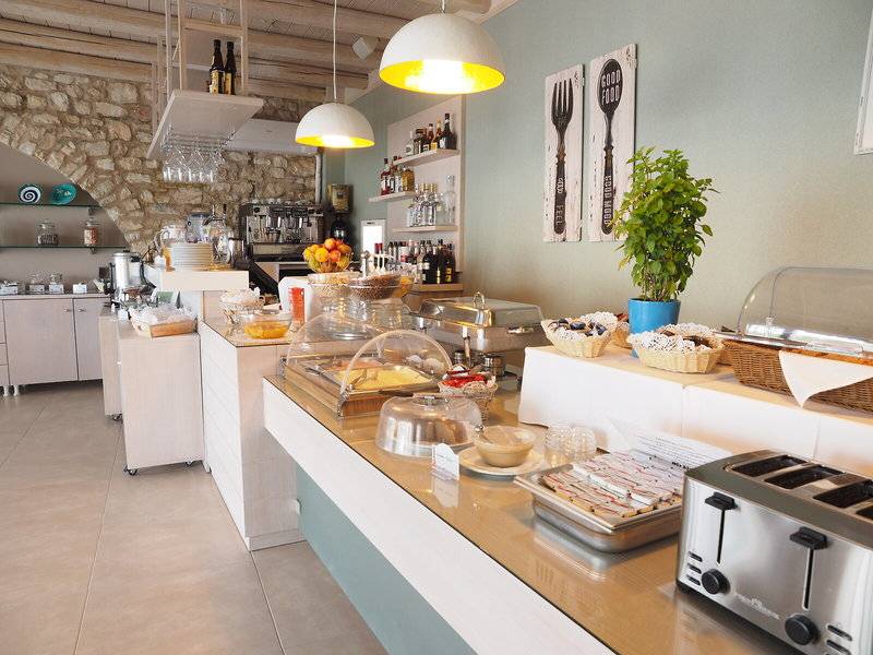 Frühstücksbuffet im Amaryllis Paros Beach Hotel mit verschiedenen Speisen und Getränken.