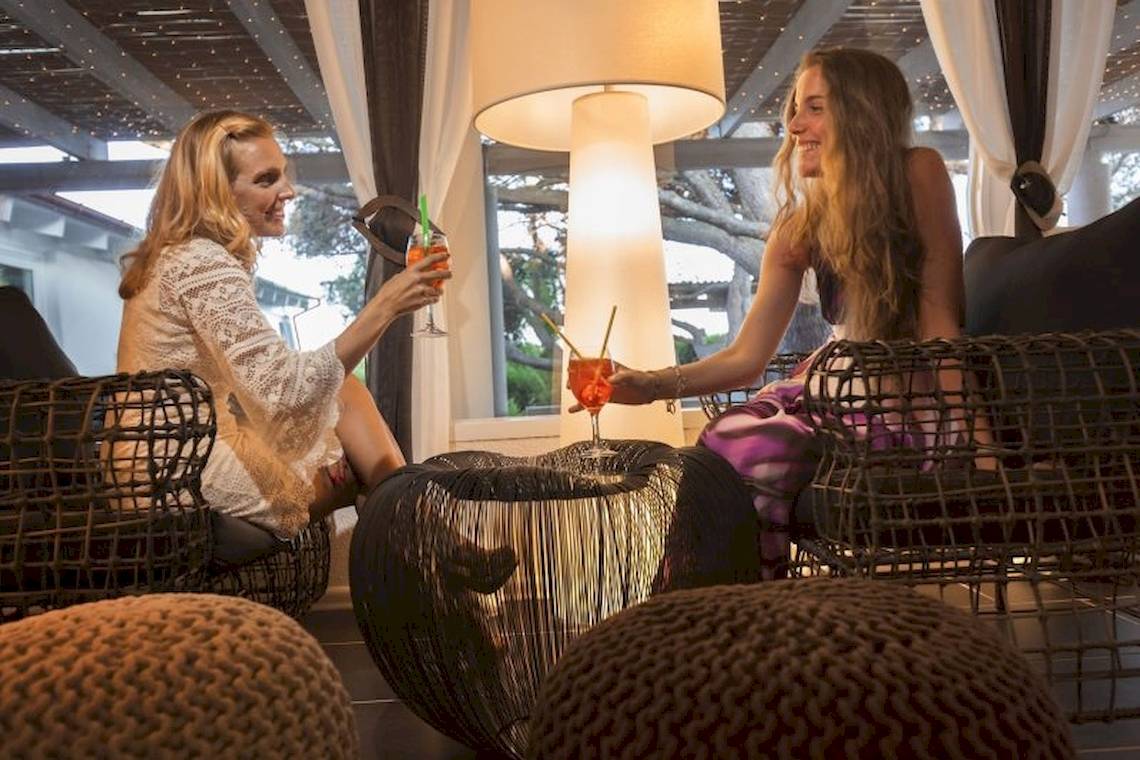 Zwei Frauen, die Cocktails in einem Hotel Mare Pineta trinken.