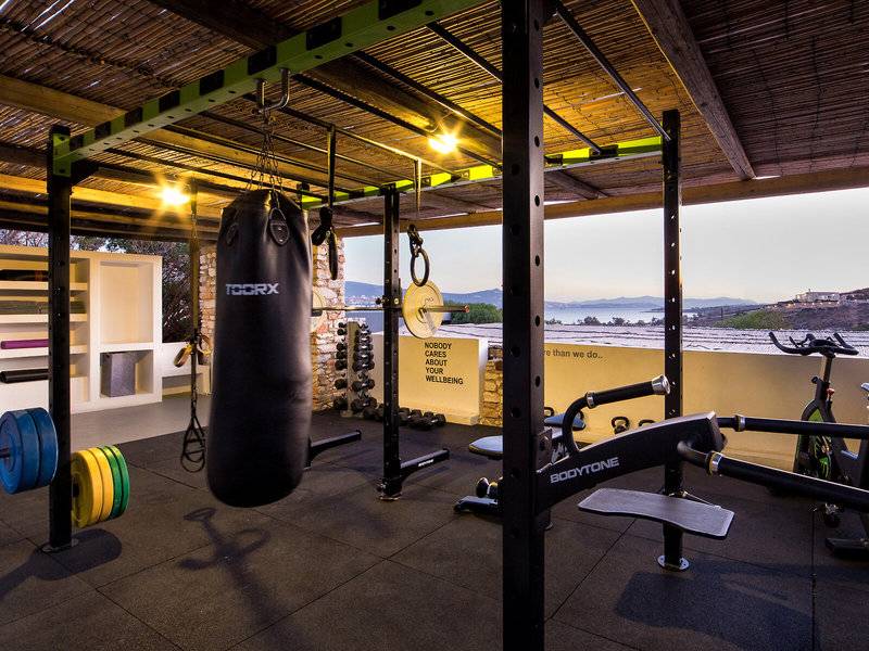 Fitnessbereich im Paros Agnanti Resort & Spa mit Blick auf das Meer.