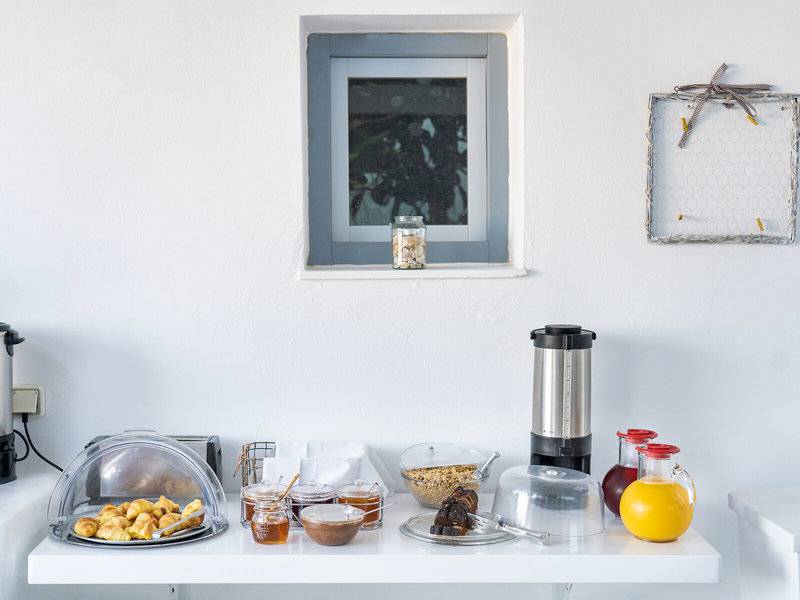 Frühstücksbuffet im Iris Boutique Hotel mit Croissants, Marmelade und Getränken.