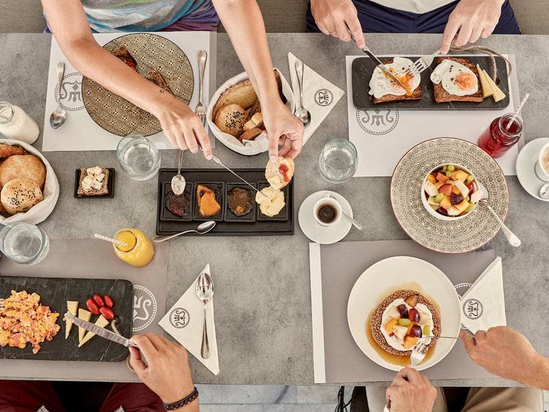 Frühstücksbuffet im Poseidon of Paros Hotel & Spa mit verschiedenen Gerichten und Getränken.