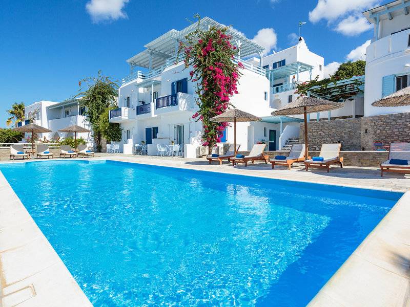 Außenbereich des Pyrgaki Hotels mit Swimmingpool und Liegestühlen.