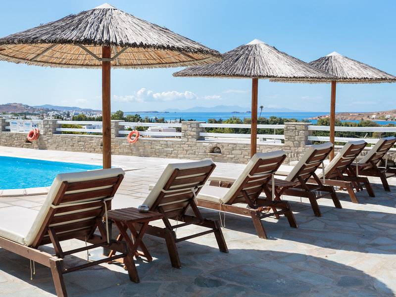 Pool mit Liegen unter Sonnenschirmen im Pyrgaki Hotel.